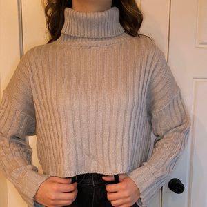 (nwt) grey cropped turtleneck sweater !!